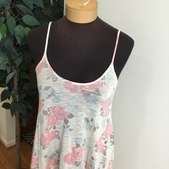 Take Out floral tank with lace hem measures like a S/M refer to desc… - Picture 12 of 16